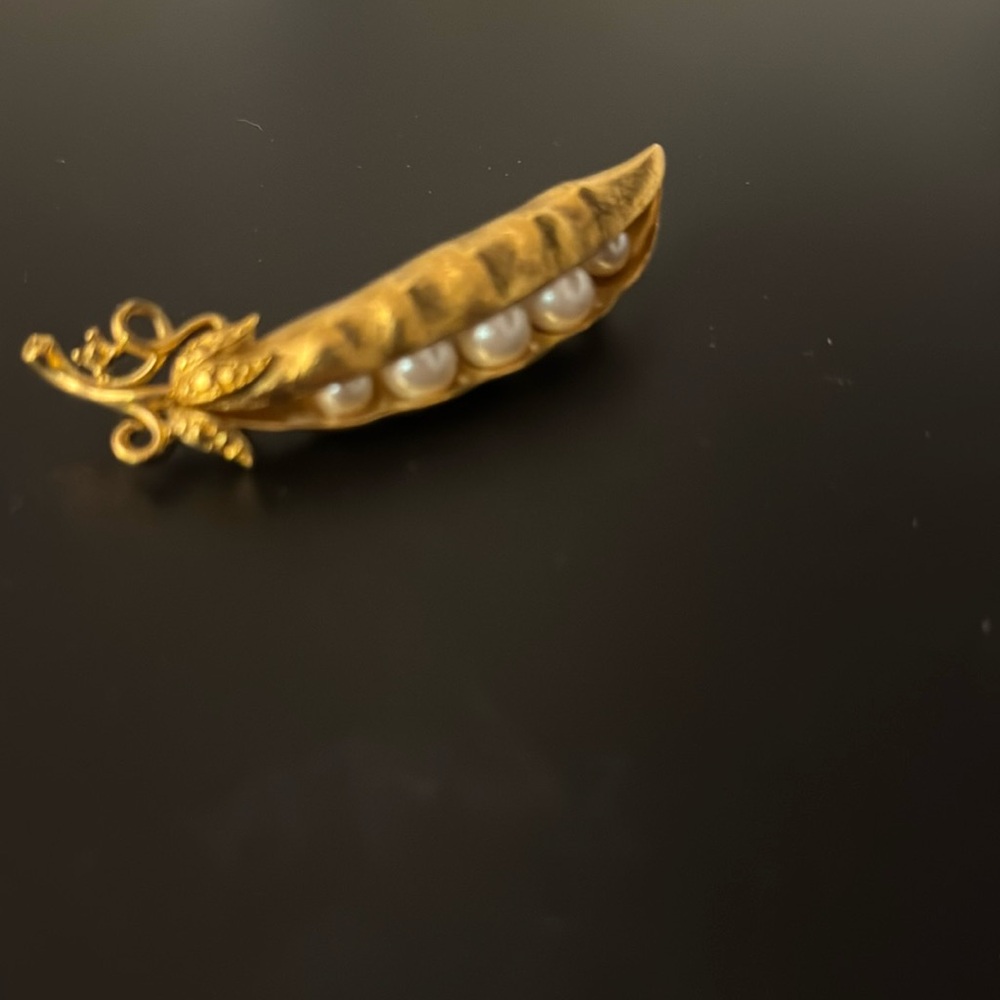 Vintage Trifari Peapod Brooch